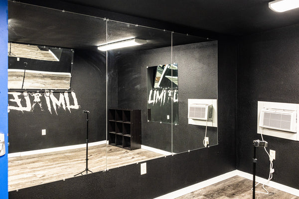 Posing room with mirrors and stage platform